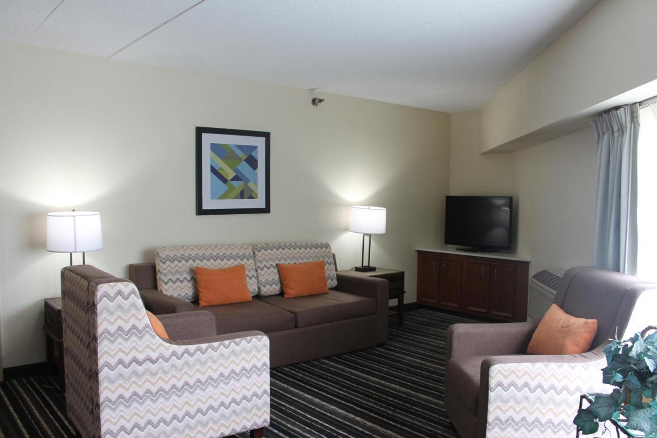 Crossroads Hotel And Huron Event Center Экстерьер фото