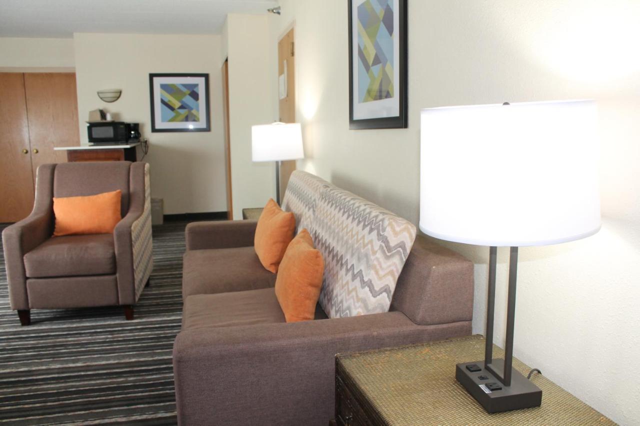Crossroads Hotel And Huron Event Center Экстерьер фото