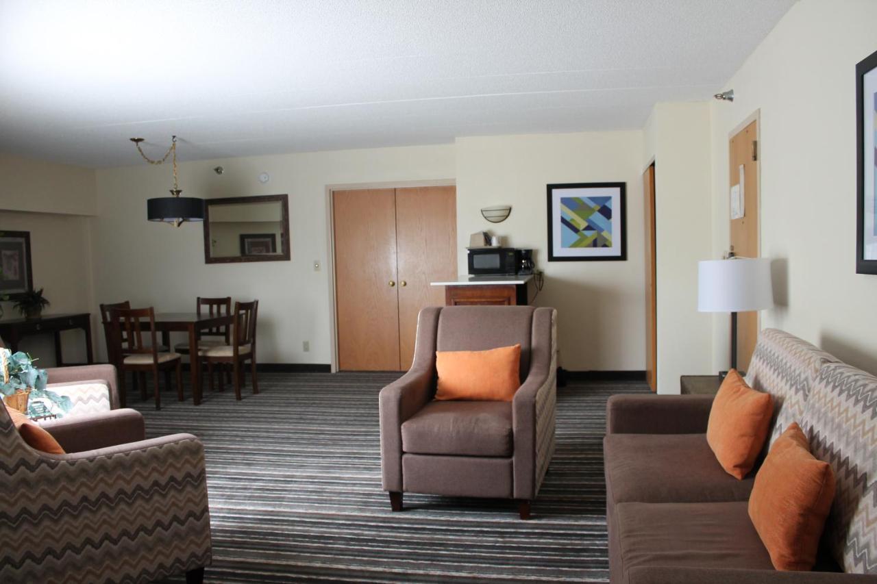 Crossroads Hotel And Huron Event Center Экстерьер фото