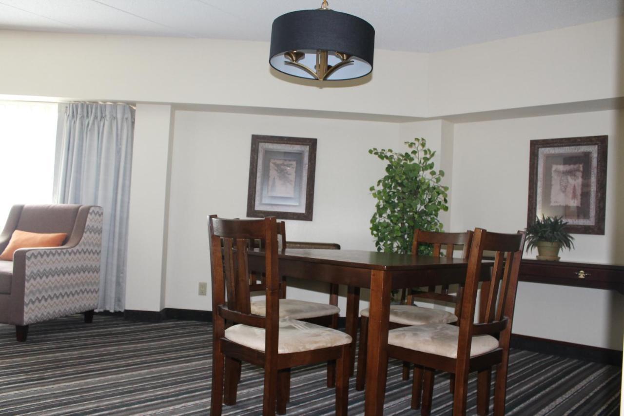 Crossroads Hotel And Huron Event Center Экстерьер фото