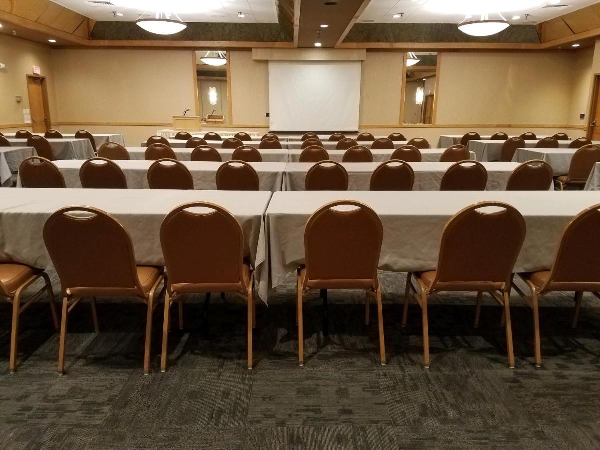 Crossroads Hotel And Huron Event Center Экстерьер фото
