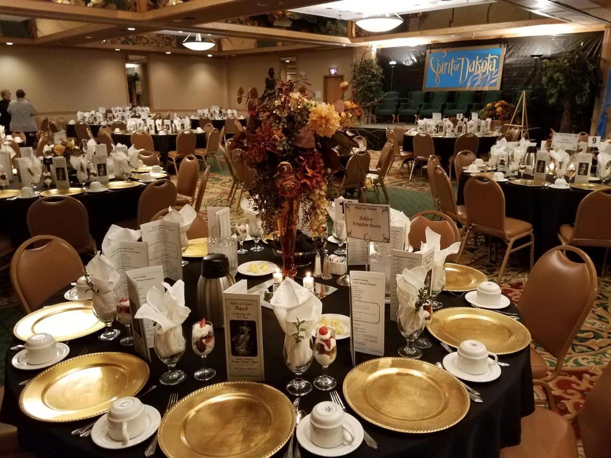 Crossroads Hotel And Huron Event Center Экстерьер фото