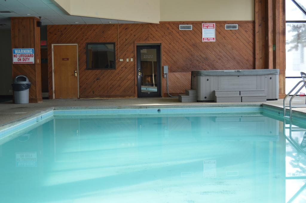 Crossroads Hotel And Huron Event Center Экстерьер фото