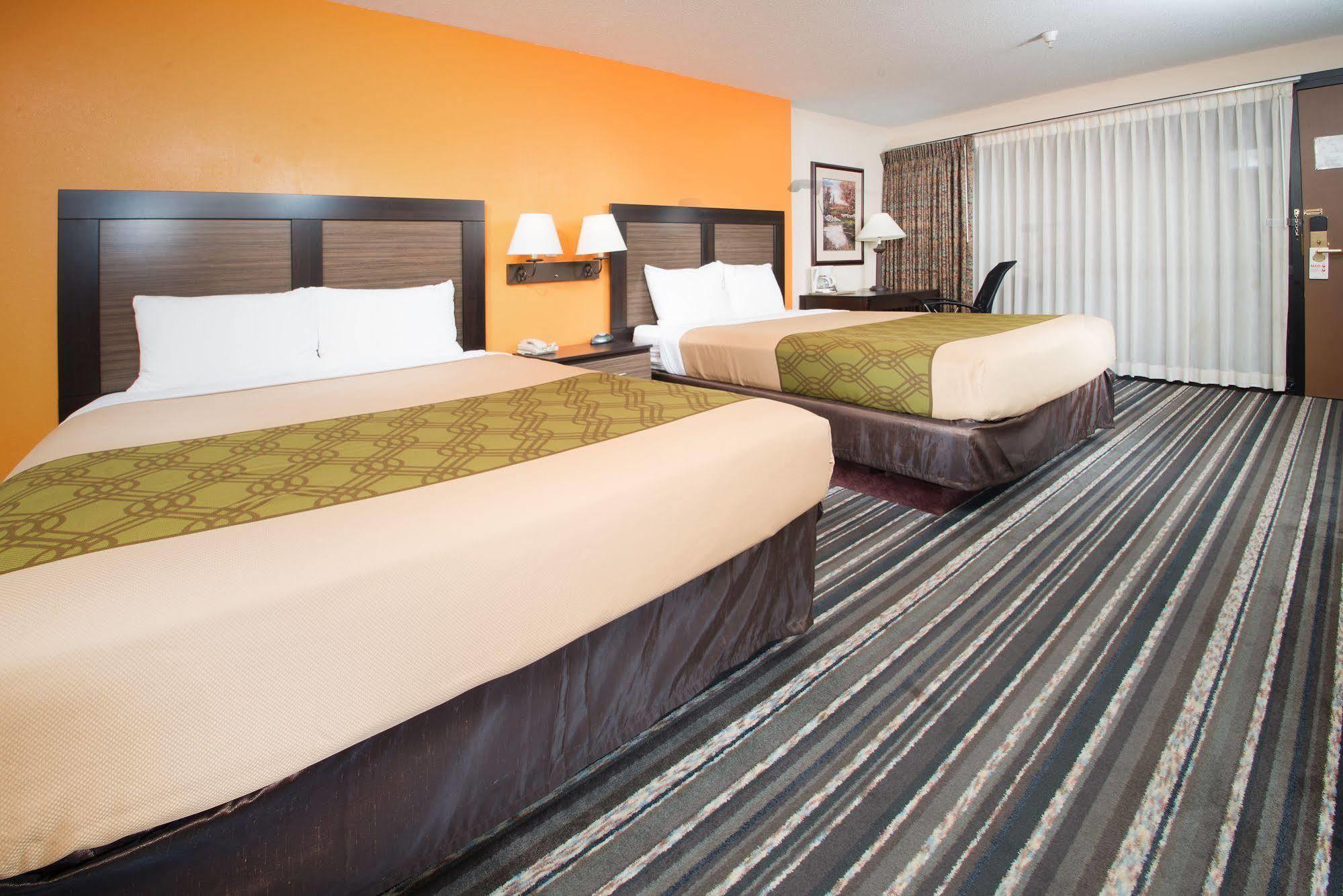 Crossroads Hotel And Huron Event Center Экстерьер фото