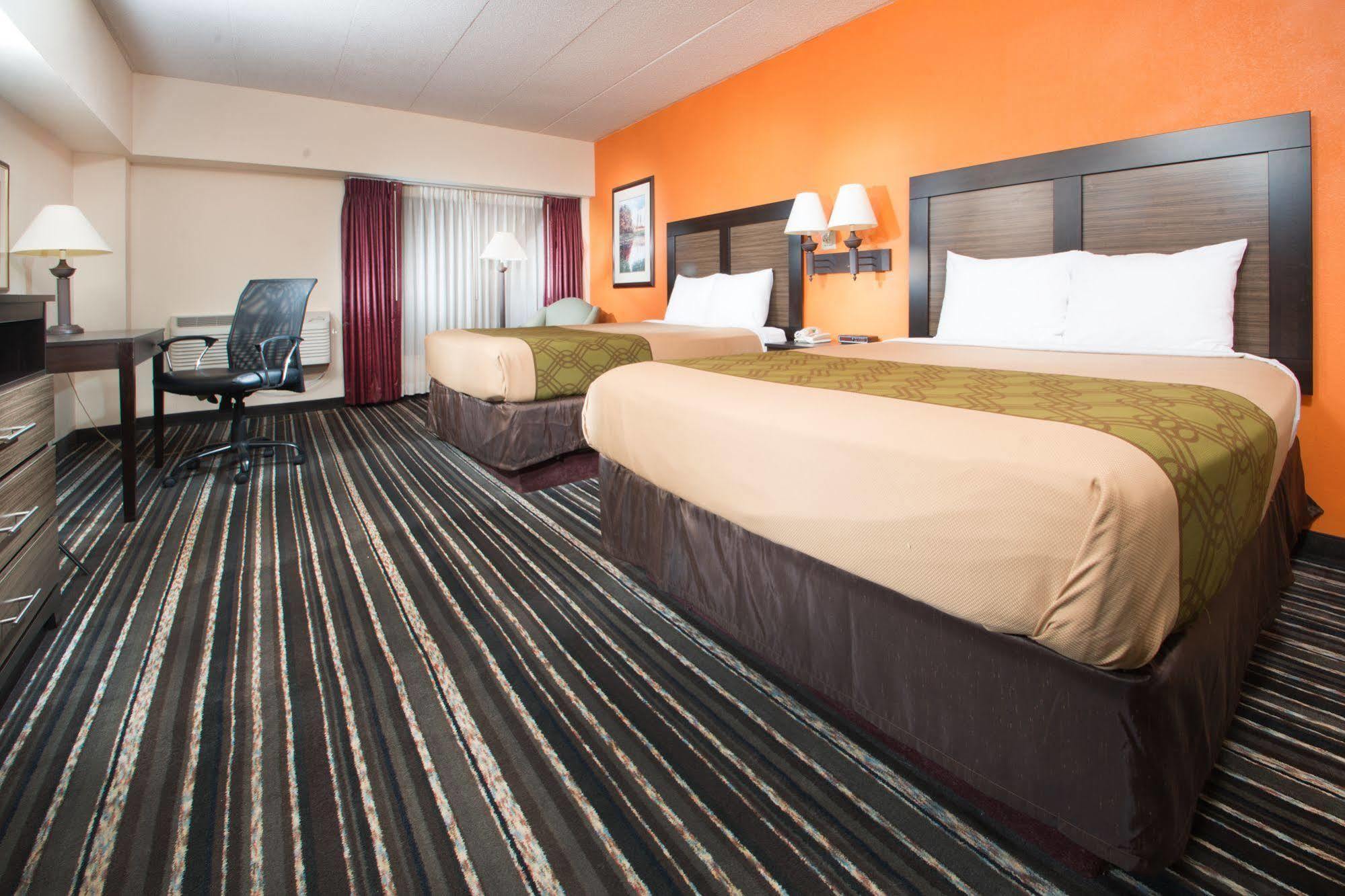 Crossroads Hotel And Huron Event Center Экстерьер фото