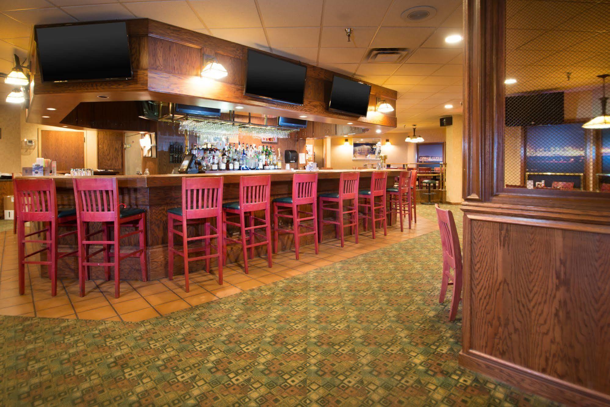 Crossroads Hotel And Huron Event Center Экстерьер фото